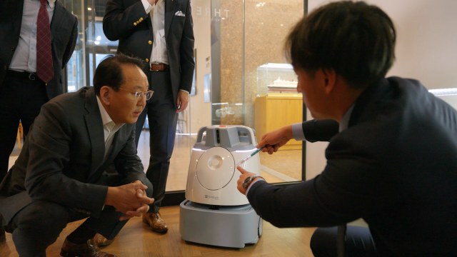 소프트뱅크 로보틱스㈜ 측이 개발한 건식 청소 로봇 휘즈(Whiz).