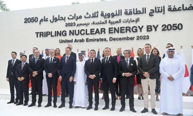 지난 2일(현지시간) 아랍에미리트(UAE) 두바이에서 열린 2023 유엔기후변화협약 당사국총회(COP28)에서 각국을 대표한 참가자들이 기념사진을 찍고 있다. 연합뉴스