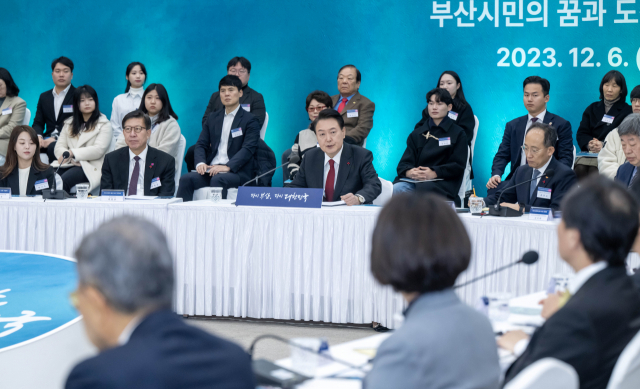 윤석열 대통령이 6일 부산항 국제전시컨벤션센터에서 열린 ‘부산시민의 꿈과 도전’ 간담회에서 모두발언을 하고 있다. 김종진 기자 kjj1761@