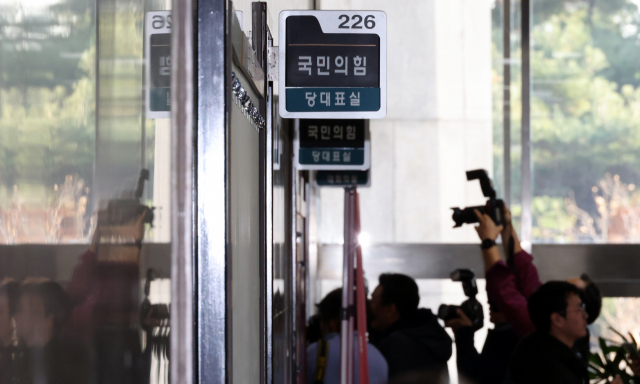 지난달 29일 국회 국민의힘 총선기획단 회의실 앞에 취재진이 모여 있다. 총선기획단은 지난 회의에서 현역 의원 공천 배제 비율을 하위 20%보다 높이는 공천 기준을 마련했다. 연합뉴스