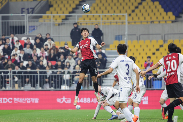 6일 부산아시아드주경기장에서 열린 수원FC와 승강 PO 1차전에서 부산 아이파크 조위제가 헤딩을 하고 있다. 부산 아이파크 제공