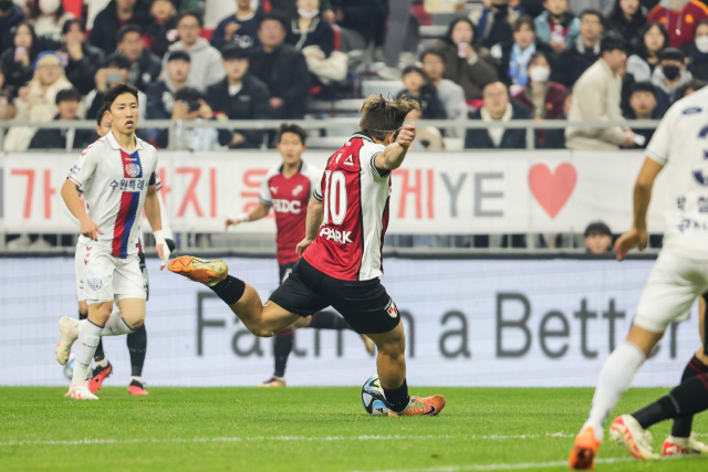6일 부산아시아드주경기장에서 열린 수원FC와 승강 PO 1차전에서 부산 아이파크 라마스가 왼발 슛을 날리고 있다. 부산 아이파크 제공