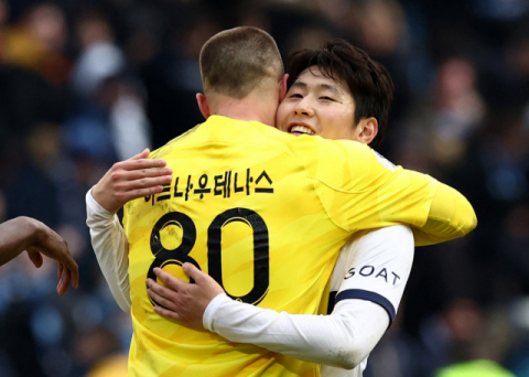 PSG의 이강인이 지난 3일 르아브르와의 원정 경기에서 승리한 후 같은 팀 아르나우 테나스 골키퍼와 포옹하고 있다. PSG 선수들은 이날 등 번호 위에 한글 이름이 적힌 유니폼을 입고 경기에 나서 2-0 승리를 거뒀다. 연합뉴스