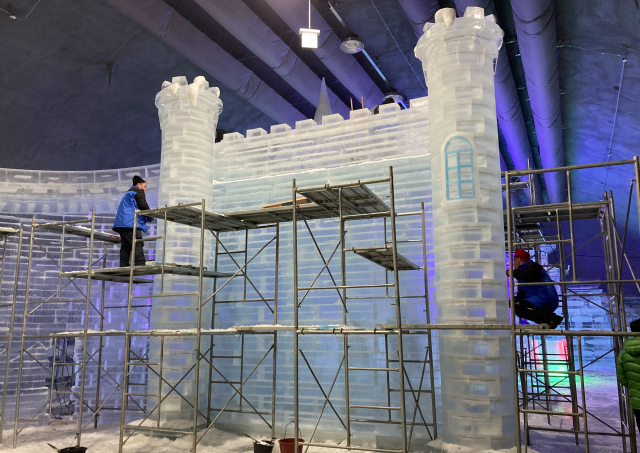 중국 하얼빈의 얼음 조각가들이 산천어축제 개막을 앞두고 얼음을 조각하느라 분주하다. 남태우 기자