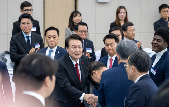 윤석열 대통령이 지난 6일 부산항 국제전시컨벤션 센터에서 열린 ‘부산시민의 꿈과 도전’ 간담회에 입장하며 참석자들과 인사를 나누고 있다. 김종진 기자 kjj1761@