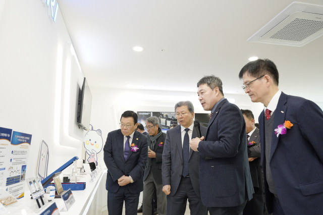 ‘e-나노소재 화학습식공정 플랫폼' 연구성과 전시 투어 현장. KERI 제공