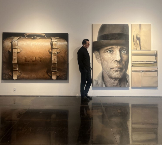 전시장에 선 이진용 작가. 비트리 갤러리 제공