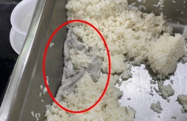 밥통에서 발견된 수건. 연합뉴스