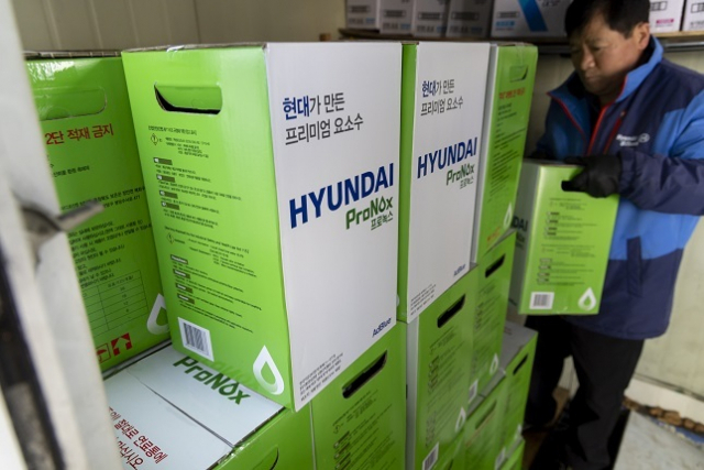 10일 오후 서울 양천구의 한 주유소에서 관계자가 요소수 재고창고에 있는 요소수를 보여주고 있다. 환경부는 지난 8일 내년 1분기까지 사용할 차량용 요소수 재고가 확보돼있고 주유소 대부분이 요소수를 정상적으로 판매하고 있다고 밝혔다. 연합뉴스