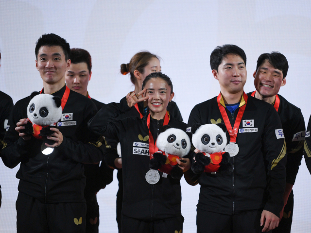 10일 중국 쓰촨성 청두에서 열린 2023 ITTF 혼성팀 월드컵에서 준우승한 한국 탁구팀이 시상식에서 기념촬영을 하고 있다. 신화통신·연합뉴스