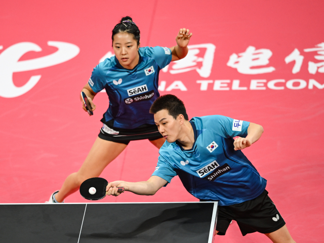 10일 중국 쓰촨성 청두에서 열린 ITTF 혼성 단체 월드컵 2단계 혼합복식 경기에서 한국의 안재현, 신유빈 조가 중국을 상대로 경기를 펼치고 있다. 신화통신·연합뉴스