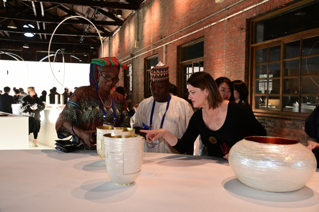 올해 비엔날레에는 국내 작품을 비롯해 이탈리아 꼬모·나이지리아 비다 등 10개국 11개 창의도시 작가의 작품들이 전시됐다. 김현우 기자