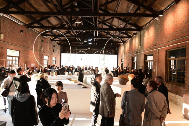 2023 진주전통공예비엔날레가 성황리에 폐막했다. 지난 2021년 첫 행사에 비해 3배 많은 관람객이 몰렸다. 김현우 기자