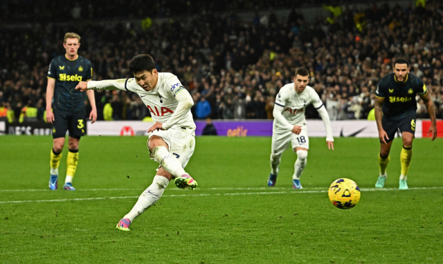 11일(한국시간) EPL 16라운드 뉴캐슬과 홈 경기에서 토트넘 손흥민이 4-0으로 쐐기를 박는 페널티킥 골을 터뜨리고 있다. 로이터연합뉴스