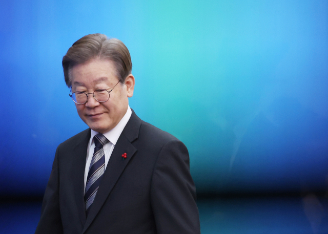 더불어민주당 이재명 대표가 11일 국회에서 열린 인재영입식에 입장하고 있다. 연합뉴스