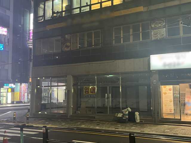 지난 7월 민락수변공원 금주 구역 지정 이후 회센터 등 업체들이 문을 닫은 모습. 부산일보 DB