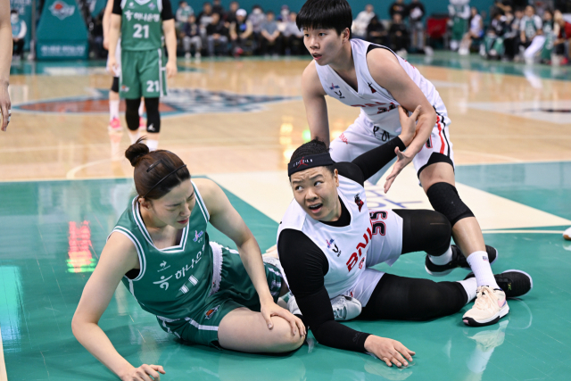 10일 열린 WKLB 하나원큐와 원정 경기에서 BNK 김한별이 상대 수비와 몸싸움을 하다 쓰러져 있다. WKBL 제공