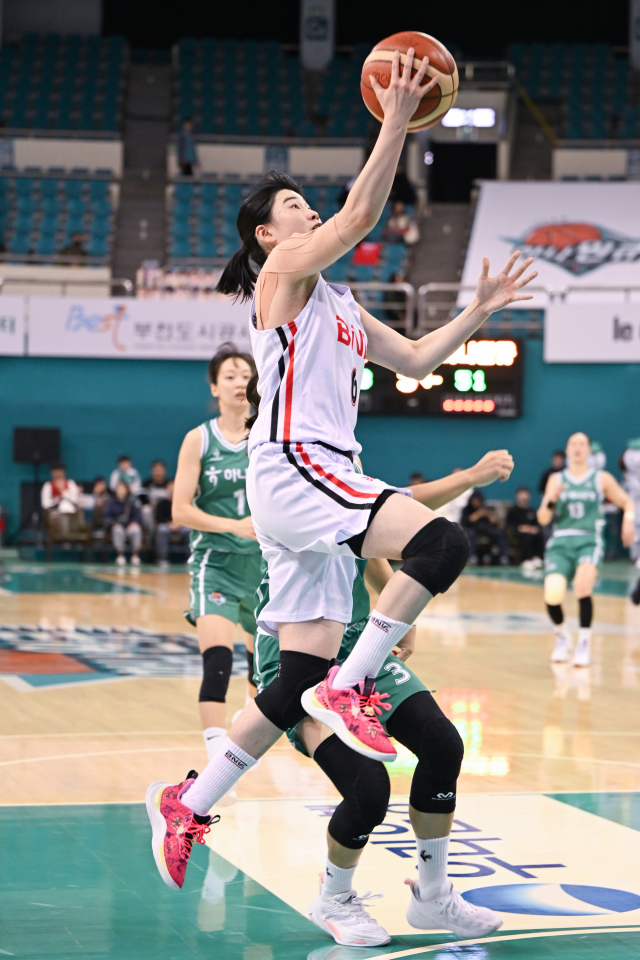 10일 열린 WKLB 하나원큐와 원정 경기에서 BNK 이소희가 레이업슛을 시도하고 있다. WKBL 제공