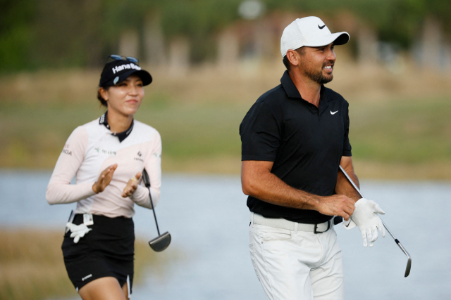 뉴질랜드 교포 리디아 고(사진 왼쪽)와 호주의 제이슨 데이가 11일(한국시간) 미국 플로리다주 네이플스의 티부론 골프 클럽에서 열린 그랜트 손튼 인비테이셔널 최종 라운드에서 18번 페어웨이를 걷고 있다. AFP연합뉴스