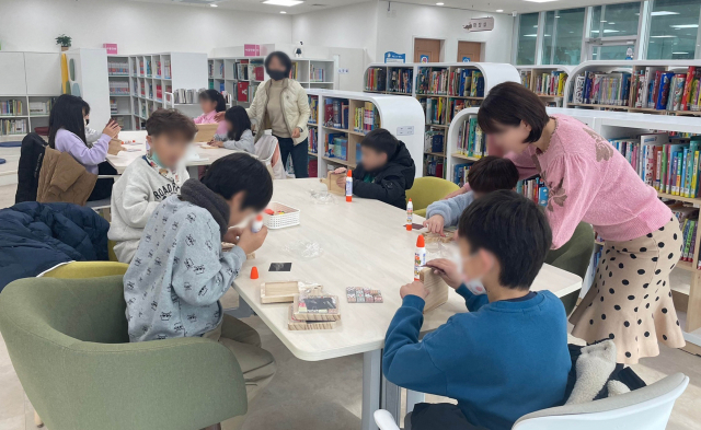 부산 북구 구포도서관 내 구포 돌봄센터에서 학생들이 만들기를 하고 있다. 부산시교육청 제공
