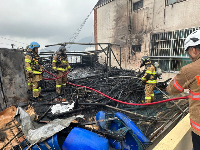 부산 서구의 한 다가구주택 옥상에서 원인을 알 수 없는 불이 나 주민 10명이 대피했다. 부산소방재난본부 제공