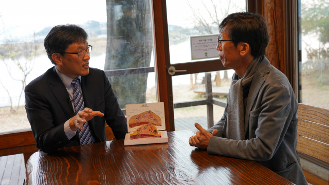 부산 강서구 낙동강변에 위치한 한옥카페 앙로고택에서 부산대병원 강태우(왼쪽) 교수가 유방암 환자의 운동법과 식이요법을 주제로 이야기하고 있다.