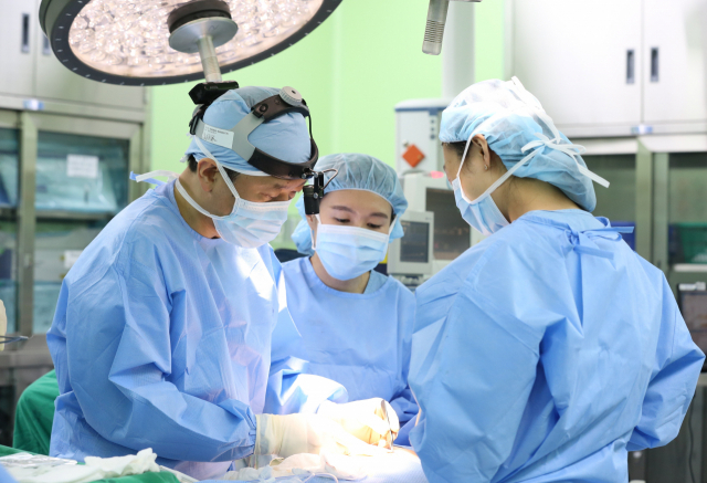 사진은 강 교수의 수술 장면.