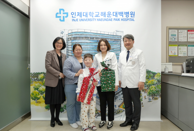 수술을 받은 샤를밭(가운데) 군이 퇴원 전 해운대백병원 의료진과 기념 촬영을 했다. 해운대백병원 제공