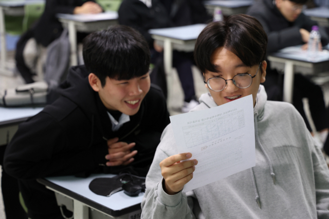 2024학년도 대학수학능력시험 성적표가 배부된 지난 8일 부산 남구 대연고등학교 3학년 교실에서 학생들이 수능 성적표를 확인하고 있다. 정대현 기자 jhyun@