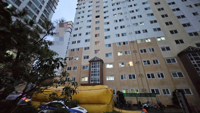 11일 오후 사천읍 한 아파트에 안전매트가 깔린 모습. 이날 이 아파트에서 30대 여성의 붙잡고 인질극을 벌이던 20대 남성이 투신했다. 김현우 기자