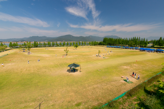 낙동강을 낀 부산·경남 지자체들이 연이어 파크골프장 조성에 나서면서 이 일대가 국내 최대 파크골프장 성지로 떠오를 것으로 보인다. 사진은 부산 북구 화명생태공원에 조성된 파크골프장. 부산 북구청 제공