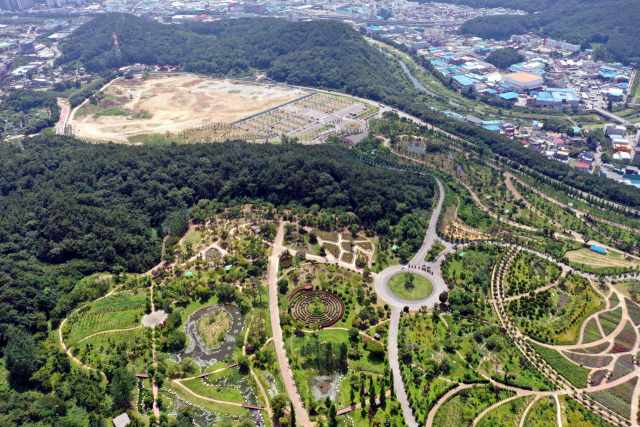 부산 해운대수목원이 당초 목표보다 4년 늦어진 2029년 전체 완공할 것으로 보인다. 공사가 중단된 해운대수목원 2단계 구역과 지난해 5월 개방된 1단계 구역. 정종회 기자 jjh@