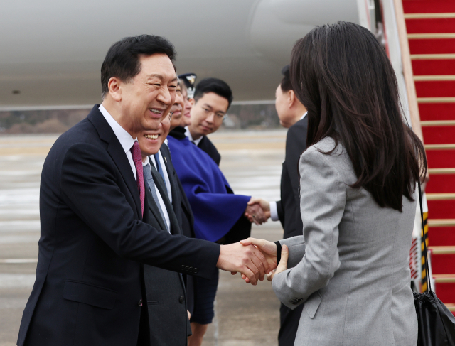윤석열 대통령과 네덜란드를 국빈 방문하는 김건희 여사가 11일 경기 성남 서울공항에서 출국전 국민의힘 김기현 대표와 인사하고 있다. 연합뉴스