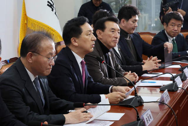 국민의힘 김기현(왼쪽 두 번째) 대표가 11일 국회에서 열린 최고위원회의에서 발언하고 있다. 연합뉴스