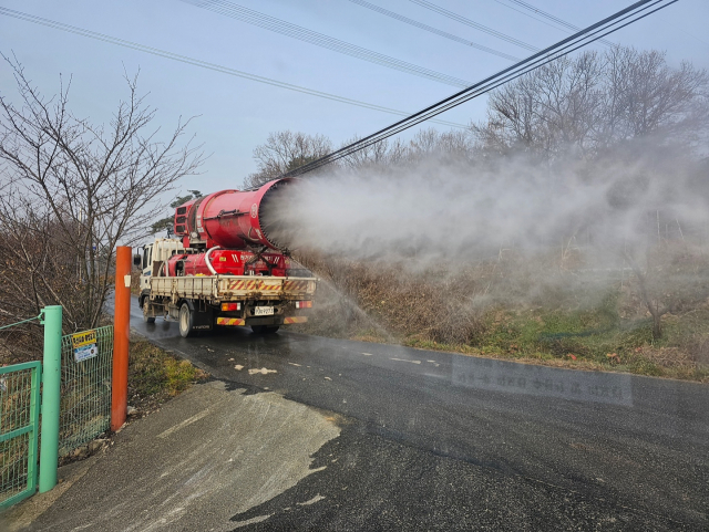 충남도는 아산에서 도내 첫 고병원성 조류인플루엔자(AI)가 발생함에 따라 긴급 방역 조치를 하고 있다고 11일 밝혔다. 사진은 발생 농장 인근에서 방역차량이 소독하는 모습. 연합뉴스