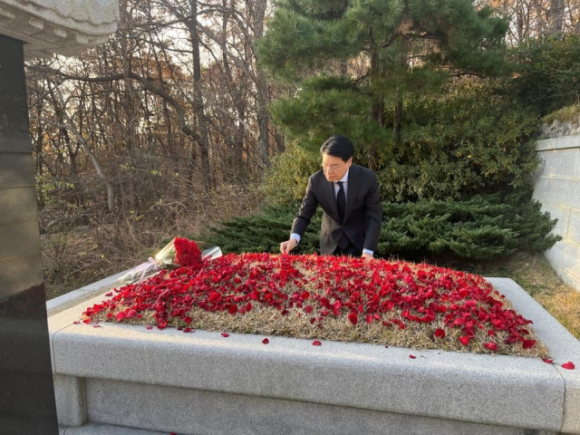 장제원 의원이 지난 11일 아버지인 고 장성만 전 국회부의장의 묘소에 참배하는 모습. 출처 장제원 의원 페이스북