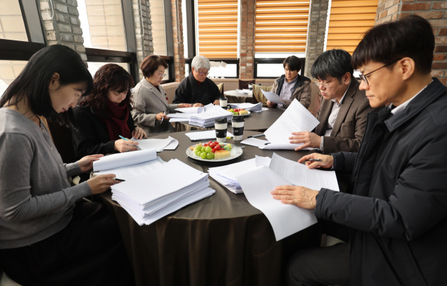 지난 12일 부산일보사에서 진행된 2024년 부산일보 신춘문예 심사 장면. 이재찬 기자 chan@