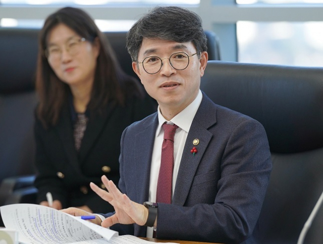 김완섭 기획재정부 차관이 12월 13일 강원특별자치도 원주시 국민건강보험공단을 찾아 미래세대(청년) 간담회를 주재하고 있다. 기재부 제공