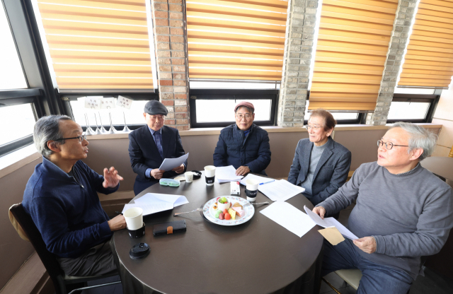 지난 13일 부산일보사에서 진행된 2024년 부산일보 신춘문예 심사 장면. 정대현 기자 jhyun@