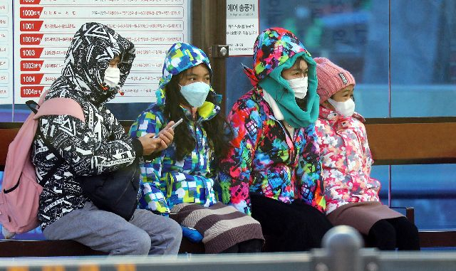 부산역 앞 버스정류장에서 시민들이 두터운 옷차림을 한 채 버스를 기다리고 있는 모습. 부산일보DB