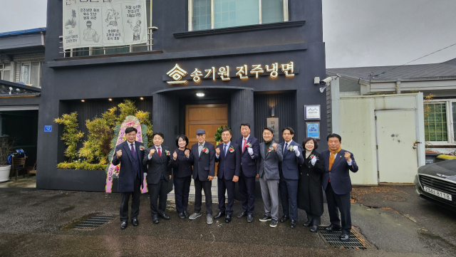 송기원 진주냉면이 진주냉면 전문식당 가운데 처음으로 ‘ 백년가게’에 이름을 올렸다. 김현우 기자