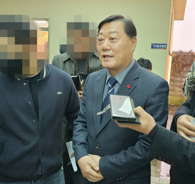 김윤철 합천군수가 공직선거법 위반 혐의 재판에서 벌금 90만 원을 선고 받은 뒤 기자들에게 소감을 밝히고 있다. 김현우 기자