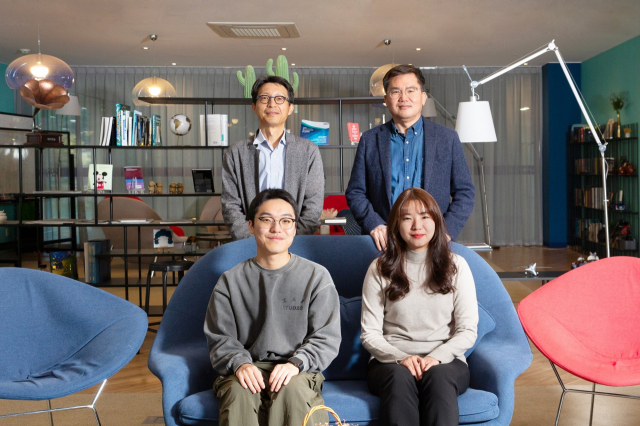 [연구진] 윗줄 왼쪽부터 박영석 교수, 최원영 교수, 아랫줄 왼쪽부터 제 1저자 정성화 연구원, 김지연 연구원. UNIST 제공