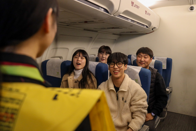 키자니아 부산이 어른을 위한 직업체험 파티 ‘키즈아니야’를 개최한다. 승무원교육센터에서 교육을 받고 있는 모습. 키자니아 부산 제공