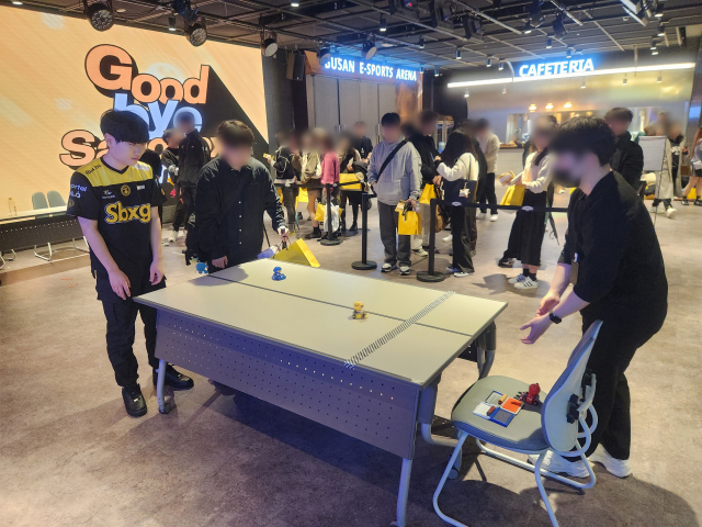 이날 행사에는 팬과 선수들이 함께 이벤트 게임을 진행하며 즐거운 시간을 보냈다.