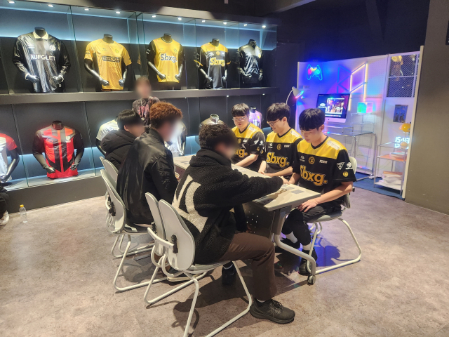 이날 행사에는 팬과 선수들이 함께 이벤트 게임을 진행하며 즐거운 시간을 보냈다.