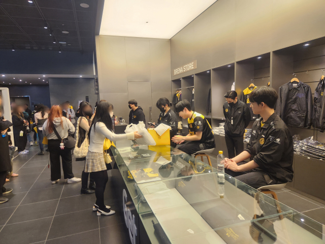 15일 부산 이스포츠게임장 브레나에서 열린 리브 샌드박스 리브랜딩 행사는 올 한해 뜨거운 성원을 보낸 지역 팬들과 함께했다.