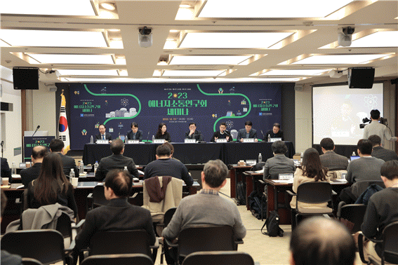 지난 15일 서울 광화문 한국프레스센터에서 열린 2023년 에너지소통연구회 세미나에서 조홍종 단국대 경제학과 교수, 백철우 덕성여대 국제통상학과 교수, 조수영 경희대 미디어학과 교수, 임재규 에너지경제연구원 선임연구위원, 이상준 서울과기대 에너지정책학과 교수 등이 패널토론에 참석하고 있다. 에너지정보문화재단 제공