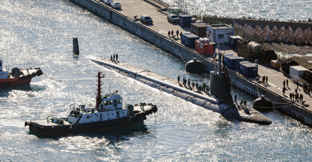 미국 해군 핵추진 잠수함 미주리함이 17일 부산 남구 해군작전사령부 부산기지에 입항하고 있다. 다음날인 18일 북한은 대륙간탄도미사일(ICBM)을 동해상에 발사했다. 김종진 기자 kjj1761@
