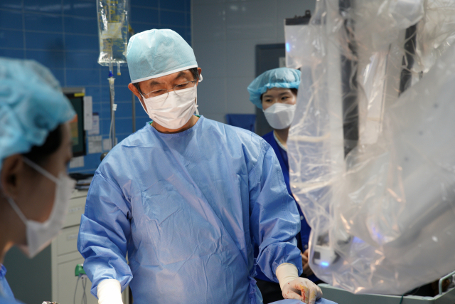 좋은문화병원 최진국 진료부원장이 자궁근종 절제술을 앞두고 다빈치 로봇수술 시스템을 체크하고 있다. 좋은문화병원 제공